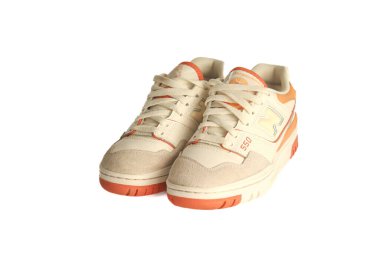 Kyiv, Ukrayna - 19 Aralık 2022: Beyaz arka planda izole edilmiş yeni denge ayakkabıları modeli 550.