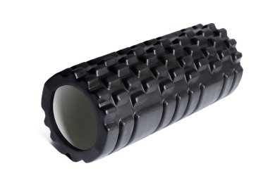 Beyaz arka planda izole edilmiş siyah köpük masaj silindiri. Köpük yuvarlama, kendi kendine miyofasiyal çıkış tekniğidir. Spor salonu ekipmanları.