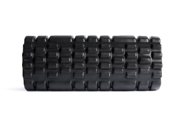 Beyaz arka planda izole edilmiş siyah köpük masaj silindiri. Köpük yuvarlama, kendi kendine miyofasiyal çıkış tekniğidir. Spor salonu ekipmanları.