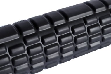 Beyaz arka planda izole edilmiş siyah köpük masaj silindiri. Köpük yuvarlama, kendi kendine miyofasiyal çıkış tekniğidir. Spor salonu ekipmanları.