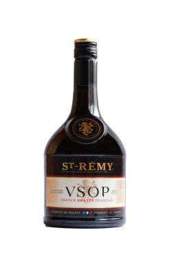 Kyiv, Ukrayna - 9 Mart 2023: Beyaz bir arka planda izole edilmiş bir şişe St-Remy VSOP Fransız brendisi. Kapatın. Metnin için boş yer.