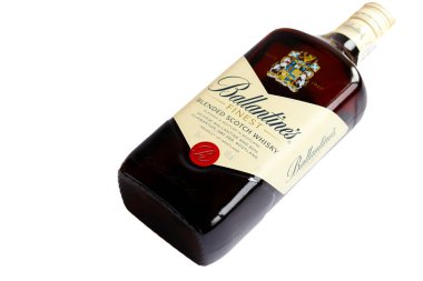 Kyiv, Ukrayna - 25 Mart 2023: Beyaz arka planda izole edilmiş bir şişe Ballantine 'in en iyi karışık viskisi. Metnin için boş yer.