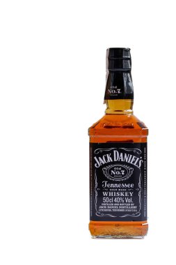 Kyiv, Ukrayna - 25 Mart 2023: Beyaz arka planda izole edilmiş bir şişe Jack Daniels Amerikan viskisi. Metnin için boş yer.