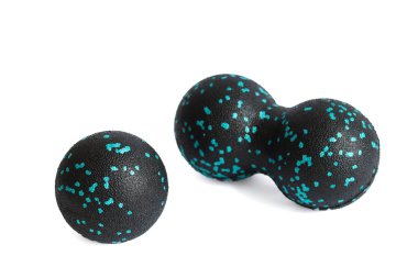 Masaj seti: Siyah mavi bir top ve beyaz zemin üzerinde izole edilmiş mfr çift top. Yakın plan. Köpük yuvarlama, kendi kendine miyofasiyal çıkış tekniğidir. Fitness ekipmanı kavramı.