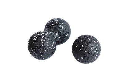 Masaj seti: Siyah beyaz top ve beyaz zemin üzerinde izole edilmiş MFR çift top. Yakın plan. Köpük yuvarlama, kendi kendine miyofasiyal çıkış tekniğidir. Fitness ekipmanı kavramı. 