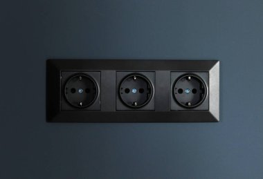 Elektrik prizleri kapanıyor. Minimalist iç tasarım. Şık bir yatak odası ve oturma odası. 