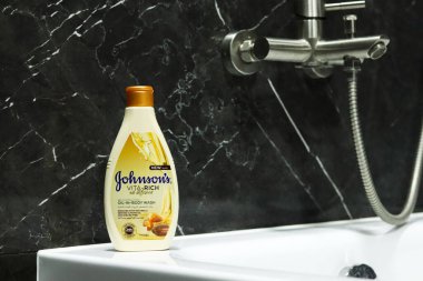 Kyiv, Ukrayna - 14 Nisan 2023: Johnson 'ın vücut yıkamadaki yağının doğal olarak elde edilen badem yağı ve Shea tereyağıyla zenginleştirilmiş vita zengini vücut yıkamadaki görüntüsü.