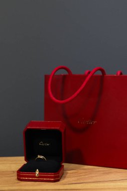 Kyiv, Ukrayna - 8 Eylül 2023: Kırmızı bir kutuda Cartier altın yüzüğü. Sadece un clou koleksiyonunu kapat..