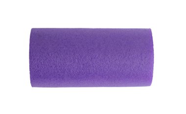 Beyaz arka planda izole edilmiş mor masaj köpüğü. Yakın plan. Köpük yuvarlama, kendi kendine miyofasiyal çıkış tekniğidir. Fitness ekipmanı kavramı.