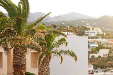 Yunanistan 'ın Girit dağlarındaki Agia Pelagia tatil beldesinin gün batımında manzarası. Mades, Ligaria. Athina Oteli.