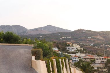 Yunanistan 'ın Girit dağlarındaki Agia Pelagia tatil beldesinin gün batımında manzarası. Mades, Ligaria.