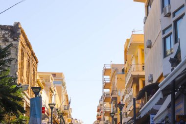 Rethymno, Girit - 27 Eylül 2023: Yunanistan 'ın Girit kentinin Rethymno kentindeki binanın dışı.