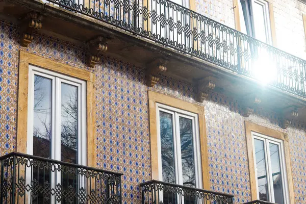 Lizbon, Portekiz 'de daireleri olan tarihi evlerin dış cephesi. Eski şehir geçmişi. Alfama bölgesi. Bina oyulmuş balkonlarla kaplı..