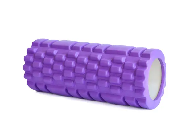 Beyaz bir arka planda izole edilmiş mor köpük masaj silindiri. Köpük yuvarlama, kendi kendine miyofasiyal çıkış tekniğidir. Spor salonu ekipmanları.