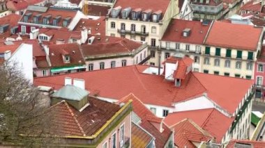 Kırmızı çatıları olan tarihi evlerin havadan görünüşü, Lizbon, Portekiz. Amalfa Bölgesi.