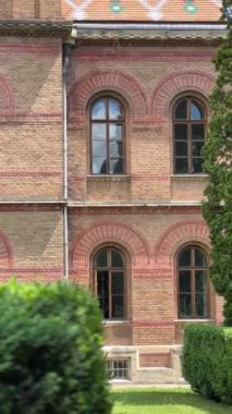 Chernivtsi Ulusal Üniversitesi güneşli bir yaz gününde. Ukrayna 'da seyahat yerleri. Bukovinian ve Dalmaçyalı Metropolitanların Eski Konutları.