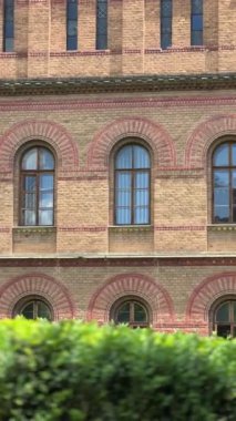 Chernivtsi Ulusal Üniversitesi güneşli bir yaz gününde. Ukrayna 'da seyahat yerleri. Bukovinian ve Dalmaçyalı Metropolitanların Eski Konutları.