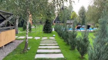 Yüzme havuzlu bir kır evinin bölgesi. Eğlence kompleksinin dizaynı.