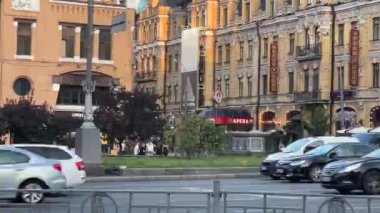 Kyiv, Ukrayna - 5 Ağustos 2024: Kyiv Ukrayna 'nın başkentidir. Kyiv şehir merkezi. Günbatımında Khreshhatyk Caddesi 'nde şehir hayatı ve araba trafiği. Bessarabian Meydanı.