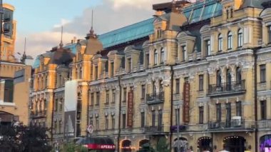 Kyiv, Ukrayna - 5 Ağustos 2024: Kyiv Ukrayna 'nın başkentidir. Kyiv şehir merkezi. Günbatımında Khreshhatyk Caddesi 'nde şehir hayatı ve araba trafiği. Bessarabian Meydanı.