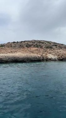 Cape Greko (Cape Greco) kıyısında mavi bir göl. Akdeniz 'de. Famagusta İlçesi, Protaras, Kıbrıs.