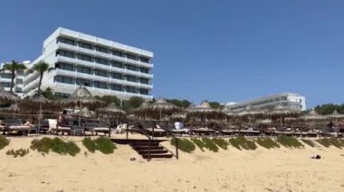 Ayia Napa, Kıbrıs - 6 Haziran 2023: Otellerin panoramik manzarası, mavi göl ve kıyı şeridi. Kıbrıs 'ta yaz tatili. Kıbrıs 'ın güzel bir kıyı şeridi var, Akdeniz turkuaz.. 