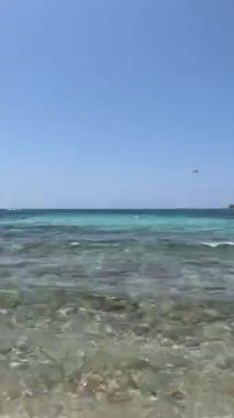 Mavi göl ve kıyı şeridi. Kıbrıs adasında yaz tatili. Kıbrıs Rum Kesimi 'nin güzel bir kıyı şeridi var, Akdeniz ise turkuaz. Ayia Napa, Kıbrıs.