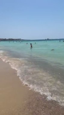 Mavi göl ve kıyı şeridi. Kıbrıs adasında yaz tatili. Kıbrıs Rum Kesimi 'nin güzel bir kıyı şeridi var, Akdeniz ise turkuaz. Ayia Napa, Kıbrıs.