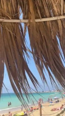 Ayia Napa, Kıbrıs - 5 Haziran 2023: Mavi göl ve kıyı şeridi. Kıbrıs adasında yaz tatili. Kıbrıs 'ın güzel bir kıyı şeridi var, Akdeniz turkuaz.. 