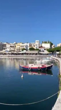 Agios Nikolaos, Yunanistan - 26 Eylül 2023: Agios Nikolaos ve limanı Girit, Yunanistan. Voulismeni Gölü.