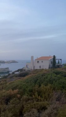 Yunanistan 'ın Girit dağlarındaki Agia Pelagia tatil beldesinin gün batımında manzarası. Mades, Ligaria.