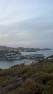 Yunanistan 'ın Girit dağlarındaki Agia Pelagia tatil beldesinin gün batımında manzarası. Mades, Ligaria.