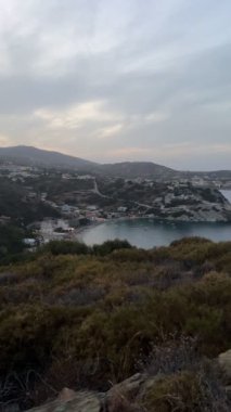 Yunanistan 'ın Girit dağlarındaki Agia Pelagia tatil beldesinin gün batımında manzarası. Mades, Ligaria.