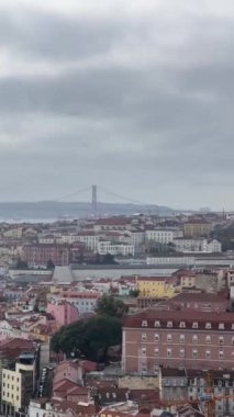 Kırmızı çatıları olan tarihi evlerin havadan görünüşü, Lizbon, Portekiz. Amalfa Bölgesi.