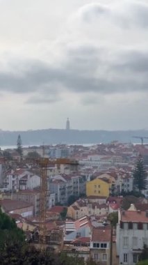 Kırmızı çatıları olan tarihi evlerin havadan görünüşü, Lizbon, Portekiz. Amalfa Bölgesi.