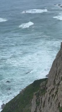 Portekiz 'deki Cabo da Roca' nın manzarası. Cape Roca, Portekiz ve Avrupa kıtasının en batı noktasıdır. Sintra Ulusal Parkı.