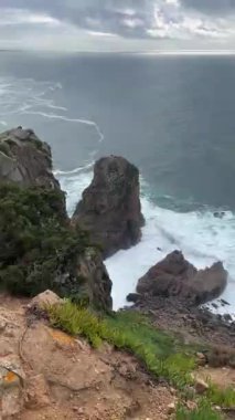 Portekiz 'deki Cabo da Roca' nın manzarası. Cape Roca, Portekiz ve Avrupa kıtasının en batı noktasıdır. Sintra Ulusal Parkı.