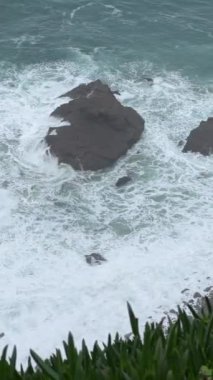 Portekiz 'deki Cabo da Roca' nın manzarası. Cape Roca, Portekiz ve Avrupa kıtasının en batı noktasıdır. Sintra Ulusal Parkı.