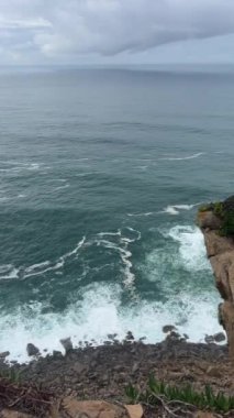Portekiz 'deki Cabo da Roca' nın manzarası. Cape Roca, Portekiz ve Avrupa kıtasının en batı noktasıdır. Sintra Ulusal Parkı.