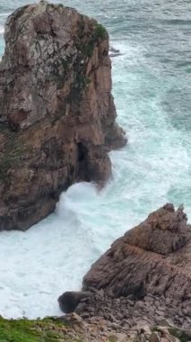 Portekiz 'deki Cabo da Roca' nın manzarası. Cape Roca, Portekiz ve Avrupa kıtasının en batı noktasıdır. Sintra Ulusal Parkı.