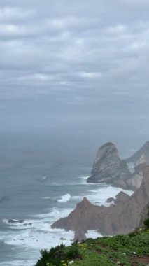 Portekiz 'deki Cabo da Roca' nın manzarası. Cape Roca, Portekiz ve Avrupa kıtasının en batı noktasıdır. Sintra Ulusal Parkı.