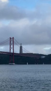 Lizbon, Portekiz 'de 25 Nisan Köprüsü manzarası. Tagus Nehri.