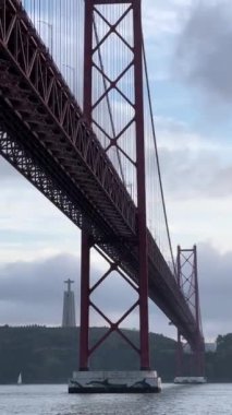 Lizbon, Portekiz 'de 25 Nisan Köprüsü manzarası. Tagus Nehri.