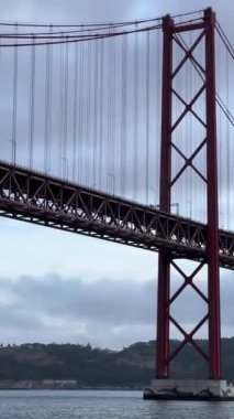 Lizbon, Portekiz 'de 25 Nisan Köprüsü manzarası. Tagus Nehri.