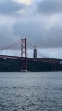 Lizbon, Portekiz 'de 25 Nisan Köprüsü manzarası. Tagus Nehri.
