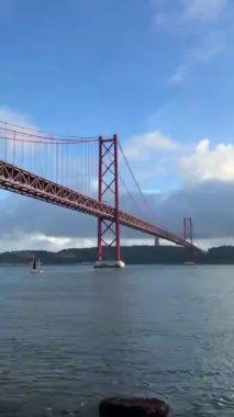 Lizbon, Portekiz 'de 25 Nisan Köprüsü manzarası. Tagus Nehri.