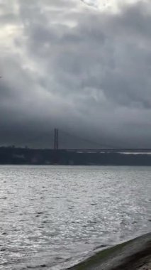 Lizbon, Portekiz 'de 25 Nisan Köprüsü manzarası. Tagus Nehri.