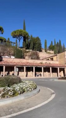 Barcelona, İspanya - 26 Aralık 2023: Montserrat Manastırı Barcelona, Katalonya, İspanya 'daki Montserrat Dağı' nda. Santa Maria de Montserrat Manastırı.
