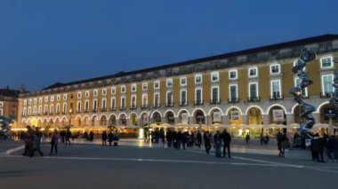 Lizbon, Portekiz - 8 Aralık 2023: Alışveriş alanı Noel zamanı için aydınlatıldı ve dekore edildi. Noel ağacı ve insanların toplandığı bir meydan. Tatil zamanları..