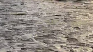 Bulgaristan 'ın Varna kenti yakınlarındaki Karadeniz kıyı şeridi. Deniz dalgaları yakın çekim. Gün doğumu zamanı.